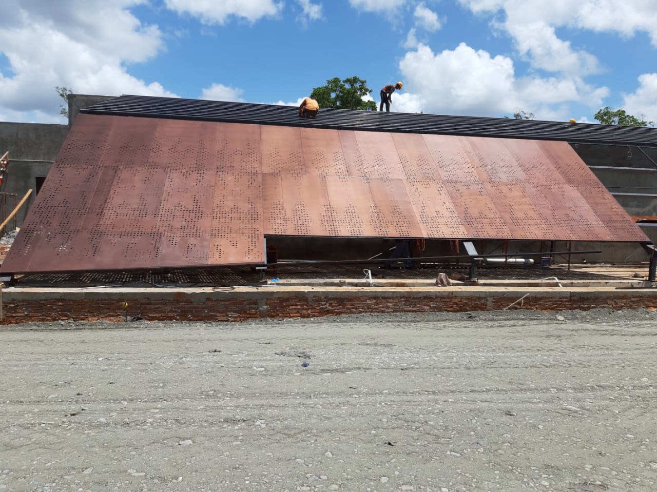 Pemasangan atap bahan aluminum oleh team Laser Indonesia